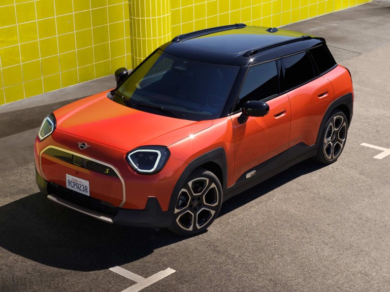 MINI Aceman 100% eléctrico - experiencia de conducción - asistente de aparcamiento